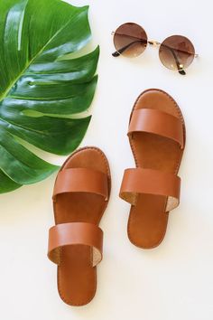 Footwear Reference, African Slippers, Arabic Sandals, Footwear Styling, Bride Sandals, Sweaters Trendy, Pretty Sandals, Two Strap Sandals, Jewelry Cute