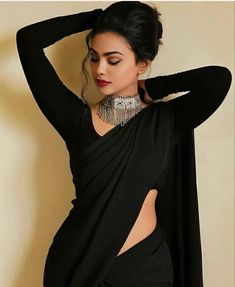 Fairwell Outfits For Women, Black Sarees For Farewell, Plain Black Blouse Designs For Saree, Black Saree Aesthetic, Saree Wearing, Fashionable Saree Blouse Designs