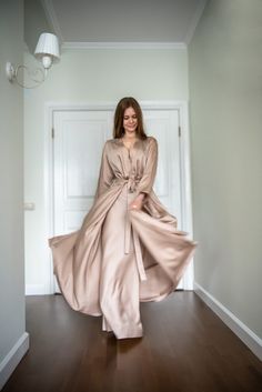 Classy Nightwear, Satin Dressing Gown, Outfit Korean Style, Wardrobe Fashion, French Elegance, Outfit Korean, Bridal Robe, Egg Diet, Dress Design Sketches