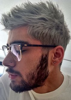 Ash Gray Hair Color, Ash Grey Hair, Trendy We Fryzurach, Gray Hair Color, Gambar One Direction, Popular Mens Hairstyles, Grey Hair Dye, Grey Hair Men, Men With Grey Hair