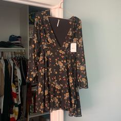 Beautiful Nwt Dress In Perfect Shape Chic Floral Dress For Date Night In Fall, Chic Floral Dress For Fall Date Night, Fall Floral Dress For Brunch, Fall Floral Dress For Date Night, Chic Black Floral Dress For Fall, Fall Floral Print Mini Dress, Casual Fall Floral Dress, Casual Floral Dress For Fall, Flowy Mini Dress For Date Night In Fall