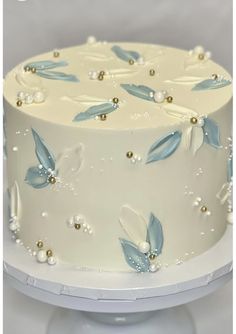 Birthday Cake With Flower Design, 21 Birthday Ideas Cake, White Blue And Gold Cake, 2025 Birthday Cake Trends, Something Blue Cake, Simple Cake Decorating Ideas Birthday, Elegant Cake Designs Classy, Sweet 16 Bday Cakes, 15 Bday Cake