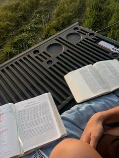 Aesthetic couple bible study photo inspiration love cute Reading Bible Couple, Bible Study Aesthetic With Boyfriend, Bible Reading With Boyfriend, Praying Together Aesthetic, Godly Couples Pictures, God Filled Relationship, Godly Date Ideas, Bible Couple Aesthetic, Marriage Aethstetic