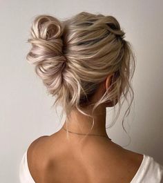 Banana Bun Hairstyle, Updo Hairstyles For Work, Coque Banana, Hairstyles For Work, Bridesmaid Hair Inspo, Bridemaids Hairstyles