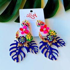 Fashionable trendy earrings with its own individual design & colour to suit your personal style & transform your Polynesian style to a stylish and modern look. Woven Handbags, Tropical Flower, Clay Jewellery, Trendy Earrings, Flower Crowns, Accessories Handmade, Monstera Leaf, Samoa, Fashion Earrings