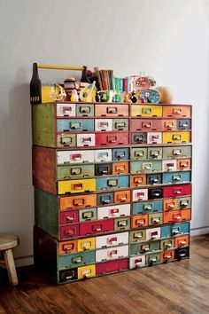 an image of a dresser with many drawers on it and the words efecto multicolor