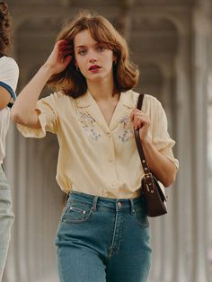 Get this vintage blouse in Simple Retro. 2021 Spring/Summer simple retro style. Look Jean, Look Retro, Simple Retro, Outfit Trends, Carrie Bradshaw, Look Vintage, 가을 패션, V Neck Blouse, Mode Vintage