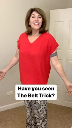 Mary Michele Nidiffer on Instagram: “Move over, French tuck. It’s time for the Belt Trick😎 If your top is too full, try this simple hack. It creates a smooth, sleek line while …” Belt Trick, Gamle T Shirts, French Tuck, T Shirt Hacks, Women Blouses Fashion, Over 60 Fashion