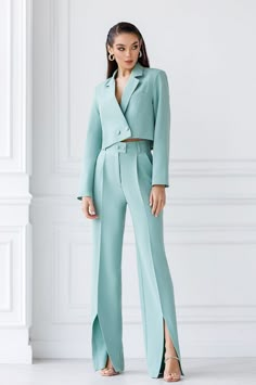 Fabric: Crepe Cotton 65%, Polyester 35% Cropped single breasted (2 button blazer) Notched lapel High rise pants Wide-leg pants Pants hem slit Jacket length: 46 cm/ 18,11 in Sleeve length: 60 cm/ 23,6 in Pants length: 114 cm/ 44,8 in Pants inseam length: 87 cm/ 34,2 in Colors: Black, Olive, Blue, Tiffany-Blue Coat And Pants, Cropped Suit, Crop Top Suit, Kitenge Designs, Estilo Kardashian, Semi Formal Outfits, Best Wedding Guest Dresses, Formal Pants, Modest Dresses Casual