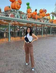 Looking for the best Disneyland outfits for women in spring, summer, fall, and winter (or a Christmas visit)? Get the perfect Disney aesthetic with these comfy, casual and cute outfits perfect for petite, mid-size, or plus size! Whether you are a mom or not, you'll love this list of Disneyland outfit ideas! Theme Park Outfit Autumn, Magic Kingdom Outfit October, Fall Outfits Disneyland, Fall Outfits Disney, Theme Park Fall Outfits, Mom Outfits For Disneyland, Disney Mom Outfit Fall, Disney World Halloween Outfit Ideas, Disney September Outfit