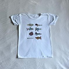 Haut à manches courtes super amusant et étrange avec sept poissons uniques et «bizarres». La chemise porte la mention taille moyenne pour un garçon, mais elle va comme un adulte de petite taille. J'ai aussi quelques hauts ajustés si vous cherchez un t-shirt pour bébé. Conceptions personnalisées - maintenant disponible pour des conceptions personnalisées ! Si vous voulez m'envoyer des idées/images/accessoires pour des poissons sur instagram, n'hésitez pas et j'en ferai un haut personnalisé :) dis Radiohead Shirt, Fish Clothes, Custom Top, Weird Fish, Weird Shirts, Baby T Shirts, Fishing Outfits, Radiohead, Now Open