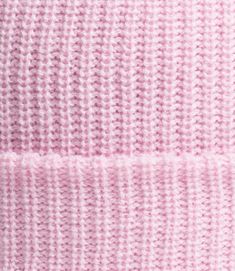 La beanie NOPé, un indispensable qui se combine parfaitement avec la capuche. Idéale autant en ville que dans les grands espaces, elle est fabriquée à partir de fibres respirantes et d'un tricot non doublé.