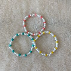 Cute and beachy bracelets with white and different colored pebble shaped beads! Beaded Bracelet Ideas, Simple Beaded Bracelets, Beachy Bracelets, Small Bead Bracelet, Clay Bead Necklace, Craft Home Decor, Bracelets Tutorial, Diy Beaded Rings, Friendship Bracelets With Beads