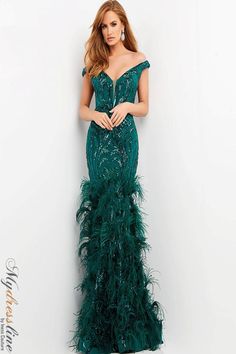 Looking for a show-stopping dress for your next night out? Look no further than the Jovani 05660. This figure-hugging dress features embellished feather detailing on the bodice and skirt, adding a touch of glamour to your look. Whether you're hitting the town with friends or going on a date, this dress is sure to turn heads. Lace Tea Length Dress, Isabel Sanchis, Parade Dress, Feather Skirt, Short Dress Styles, Sequin Evening Dresses, Jovani Dresses, Feather Design, Tea Length Dresses