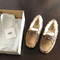 Brand New With Box Ugg Dakota Chestnut Suede Usa Size 5 A Flexible Rubber Sole Adds Indoor/Outdoor Versatility To A Cozy Slipper Ugg Dakota Slippers, Uggs Moccasins, Ugg Dakota, Moccasin Flats, Indoor Outdoor Slippers, Shoes Ugg, Ugg Bailey, Moccasins Mens, Suede Moccasins