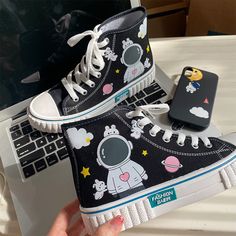 Shoes Women Sneakers, Shoes Anime, Grunge Accessories, Harajuku Outfits, White Sneakers Women, Print Sneakers, Aesthetic Shoes