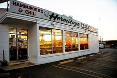 the front of a restaurant called hamburgers and chili