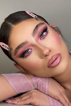 Barbie Hair And Makeup Halloween, Glam Barbie Makeup, Creative Eye Makeup Colorful, Pink Creative Makeup Looks, Girly Pop Makeup, Pink Makeup Looks Barbie, Barbie Eye Makeup Tutorial, Fun Makeup Ideas Aesthetic, Pink Creative Makeup