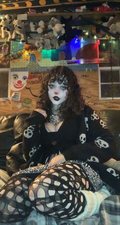 Clowncore Aesthetic Pfp, Juggalette Outfit, Clown Pfp Aesthetic, Clown Aesthetic Outfit, Juggalette Makeup, Clown Core Outfit, Clown Core Fashion, Goth Clowncore, Dark Clowncore