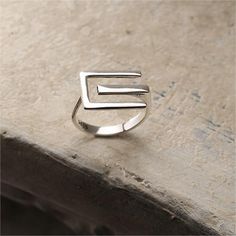 Questo elegante anello geometrico con lettera E minimalista è realizzato in metallo di alta qualità ed è l'accessorio perfetto per aggiungere un tocco moderno al tuo guardaroba.  Il suo design minimalista e la forma geometrica lo rendono un'aggiunta senza tempo a qualsiasi collezione.
 Dettagli

Materiale: argento 925
Colore: placcato oro bianco
Dimensioni: US taglia #8 regolabile
Peso: circa 3,2g
SKU: AR23101825

 Parole chiave del prodotto: Anelli a fascia distorta, Anelli Avante-garde, Anelli Vintage Gold Rings, Plain Rings, Adjustable Weights, Gold Band Ring, Vintage Band, Design Minimalista, Plate Size, Gold Bands, Vintage Gold