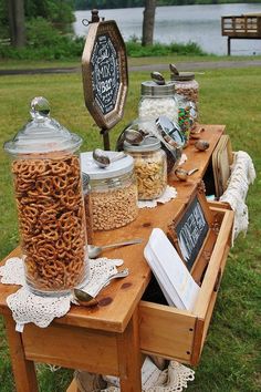 Mittlerweile darf die Candybar auffastkeiner Hochzeit mehr fehlen…GummibärchenLakritzstangenLolliesBonbons in Herzform und verschiedene andere Leckereien schmecken ja auch so lecker und sorgen für den richtigen Zuckerschub bei der HochzeitsgesellschaftWas aber gibt es denn für… Hot Dog Bar Wedding Receptions, Summer Wedding Menu Ideas Buffet, Classy Western Party Decor, Wedding Snack Bar Ideas, Cheap Wedding Reception Ideas, Party Food Containers, Hippy Wedding, Hotel Wedding Reception, Autumn Wedding Food