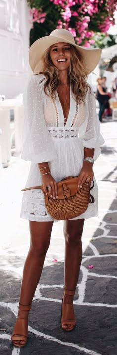 Boho chic look #weloveboho#boho#bohemian#gypsy#freespirit#fashion#moda Boho Chic Shoes, Boho Fashion Summer, Evening Dresses Elegant, Brunch Outfit, White Dress Summer, Varanasi, Little White Dresses, Boho Casual, Boho Stil