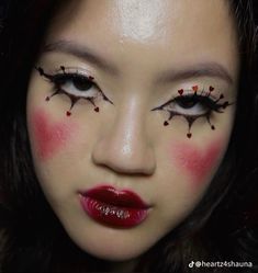 Valentines Graphic Eyeliner, Goth Valentine’s Day Makeup, Valentine Clown Makeup, Heart Lips Makeup, Valentines Goth Makeup, Valentine Make Up, Valentine’s Day Makeup Ideas, Goth Valentines Day Makeup, Heart Eye Makeup Look