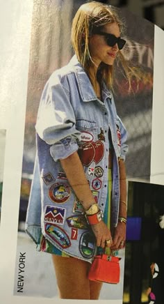 Jeans met patches Pins Jean Jacket, Patch Jean Jacket Outfit, Jean Jacket With Patches Outfit, Patch Jacket Aesthetic, Fabric Paint Jean Jacket, Pins On Jacket Aesthetic