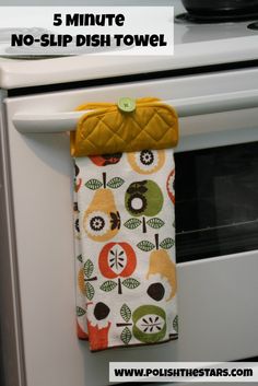 an oven mitt hanging from the side of a stove with text overlay reading 5 minute no - slip dish towel