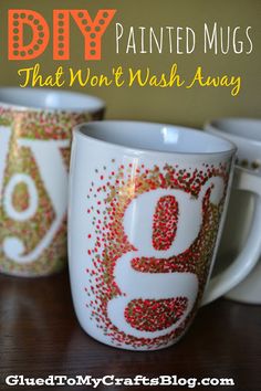 These DIY painted mugs are the perfect holiday gift for friends and family. The best part—they won’t wash away. #Mugs #DIY Glued to My Crafts | University of Phoenix Diy Painted Mugs, Gifts Sets, Diy Sharpie, Diy Mugs, Painted Mugs, Navidad Diy, Cadeau Diy, Personalized Coffee Mugs, Crafty Craft