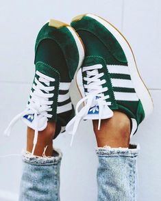 Não tem nada melhor do que se sentir confortável ao longo do dia. ✨ Para algumas pessoas essa é uma prioridade que não pode faltar no look.… Sneakers Vans, Mode Casual, Olivia Palermo, Shoes Adidas, Crazy Shoes, Gigi Hadid, Looks Style, Outfits Casuales