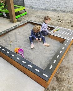 Side Yard Play Area For Kids, Sandpit Ideas Diy, Diy Kids Outdoor Play Area Ideas, Backyard Activities For Kids, Sandbox Ideas, Diy Sandbox, Diy Kids Playground, Kids Backyard Playground