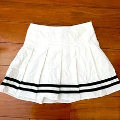 New Without Tags Preppy Cotton Mini Tennis Skirt, Preppy Mini Cotton Tennis Skirt, Preppy Cotton Skirt, Chic Cotton Skirted Tennis Skirt, Preppy Cotton Mini Skort, Preppy Short Cotton Skirt, Preppy Mini Skort For Day Out, Trendy Lined Cotton Tennis Skirt, White Full Skort With Lined Skirt