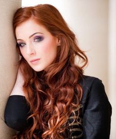 tendência-cores-de-cabelos-ruivo-acobreado Roux Auburn, Fiery Red Hair, Shades Of Red Hair, Hair Color Options, Red Haired Beauty, Red Hair Woman, Dark Red Hair, Beautiful Red Hair, Redhead Beauty