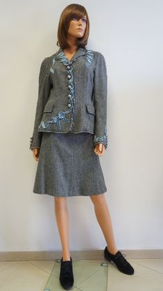 I'm happy you're here PANDORA FASHION shop I offer vintage MOSCHINO CHEAP & CHIC suit JACKET + SKIRT 67% wool 10% alpaca 3% altre fibre Made in Italy size on tag I44 USA10 F40 GB12 D40 used in very good condition JACKET full length 60 cm/23.62 inch width armpit to armpit 50 cm/19.69 inch width shoulders 40 cm/ 15.75 inch width waist 44cm/ 17.32 inch length sleeves 62 cm/ 24.41 inch length sleeves from armpit 45 cm/ 17.72 inch SKIRT zip open on the side full length 60 cm/ 23.62 inch widh wais Moschino Jacket, Cheap Jacket, Moschino Cheap And Chic, Checked Jacket, Check Dress, Vintage Blazer, Silky Dress, Blazer Buttons, Wool Jacket