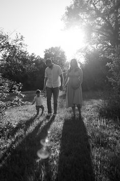 Black and white image of family outdoors Country Maternity Photos Family, Fall Maternity Photos Family Of 3, Pregnancy Shoot With Toddler, Outdoor Maternity Photos With Toddler, Winter Maternity Pictures With Toddler, Pregnancy Announcement Photos 2nd, Maternity Photography Family Of 3, Family Maternity Pictures With Toddler