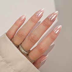 hailey bieber press on nails glazed donut strawberry champagne Nails Pearl White, Chrome Pearl Nails, Nails Pearl, White Almond Nails, White Chrome Nails, Acrylic Nails Long, Pink Chrome Nails, Drip Drip, Pink Chrome