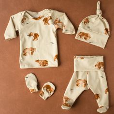 This complete baby outfit set has everything you need for your little one! Including snug-fitting, high-waisted pants with fold-over design that's gentle on newborn cords and has footed bottoms for extra warmth. The long-sleeved lap neck shirt is easy to put on or can be pulled up from the feet, making it ideal for quick diaper changes. It also comes with no-scratch mittens and a knotted hat, all handmade in Washington with top-quality, organic knit fabric sourced from the Netherlands. This outf Shirt Knot, Newborn Coming Home Outfit, Neutral Baby Clothes, Going Home Outfit, Take Home Outfit, Organic Baby Clothes, Coming Home Outfit, Gender Neutral Baby Clothes, Baby Outfit