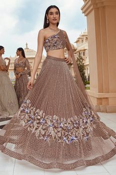 Lehnga Designs For Reception, Disiner Lengha, Elegant Lehenga Classy, Latest Lehnga Designs Party Wear, Lehenga Designs Latest Wedding Ideas, Engagement Guest Outfit Indian, Lehanga For Reception Bridal, Lengha Choli Modern Wedding, Latest Lahenga Design