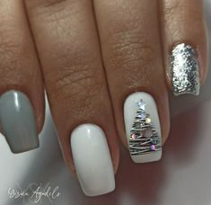 Silver Christmas Tree Nails, Xmas Nail Designs 2023, White Christmas Tree Nail Art, Christmas Nails Simple Classy Short, Crismas Nails Art, Silver Christmas Nail Designs, Gray Christmas Nails, Christmas Manicure Ideas For Short Nails, Christmas Nails 2022 Short