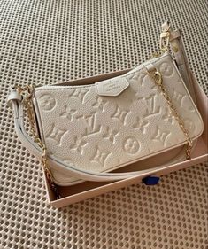 Trendy Purses, Luxury Bags Collection, Aesthetic Bags, Handbag Essentials, Foto Baby, Girly Bags, Luxury Purses, Fancy Bags, Bags Aesthetic