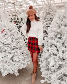 Christmas Skirt Outfit, Xmas Fits, Tartan Skirt Outfit, White Christmas Outfit, Christmas Clothing Ideas, Christmas Fashion Outfits, Christmas Outfit Ideas For Women, Christmas Eve Outfit, Christmas Pictures Outfits