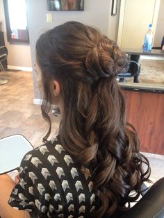 Hair Up Half Down Prom Hair, Half Bun With Curls, Half Bun Half Down Wedding Hair, Half Up Bun Hairstyles Prom, Hairstyles Curls Half Up Half Down, Hairstyles Fancy Half Up, Half Up Half Down Grad Hair, Cute Half Up Half Down Prom Hairstyles, Curled Hair Half Up Half Down Bun