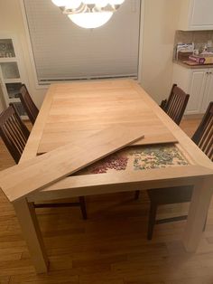 dining room table with hidden storage compartment Skjulte Rum, Koti Diy, Puzzle Storage, Puzzle Table, Diy Furniture Hacks, Furniture Hacks, In The Middle