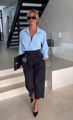 Everyday Fashion Style Inspiration mit Bluse hellblau und weiter Stoffhose schwarz elegant cooler Business Look mit Pumps 💗 lässig elegantes Outfit für Büro und Arbeit Smart Spring Outfits, Casual Working Outfit Women, Work 2024 Outfits, 2024 Fashion Outfits, Womens Summer Work Outfits, Business Fashion Women's, Bussines Outfit Women Chic, Stylish Work Outfits Classy Chic, Business Look Woman