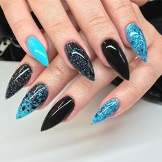 Você gosta dessa inspiração? Insane Nails, Pointy Nails, Gothic Nails, Goth Nails, Blue Inspiration, New Nails, Black Nail, Short Acrylic Nails Designs