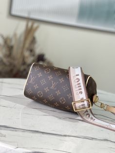 Inspired by classic travel bags, the Speedy Bandoulière 20 features Monogram canvas and calfskin trim with rolled leather handle and padlock. The brand logo is embellished with a detachable shoulder strap, which can be switched over the shoulder and crossbody at will. Dimensions: 20.5 x 13.5 x 12 cm Louis Vuitton Yayoi Kusama, Louis Vuitton Speedy Bandouliere, Louis Vuitton Capucines, Large Cosmetic Bag, Lv Purse, Lv Shoes, Medium Handbags, Lv Handbags, Louis Vuitton Pochette