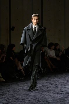 Fashion Show | Men's Winter 24 | Saint Laurent | YSL.com Ysl Clothes, Saint Laurent Aesthetic, Valentino 2024, Yves Saint Laurent Men, 2024 Menswear, Outwear Fashion, Runway Shoes, Best Dressed Man