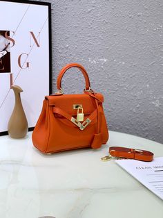 Size: 20cm*14cm*8cm It comes with Dust box, Care manual, Tag, and Paper bag. High-end Tote Bag For Gift, Designer Handheld Satchel As Gift, High-end Crossbody Shoulder Bag For Gift, High-end Satchel With Detachable Handle As Gift, High-end Shoulder Bag With Top Carry Handle As Gift, High-end Top Handle Clutch For Daily Use, High-end Bags With Detachable Handle For Gift, High-end Top Handle Bag As Gift, High-end Satchel With Top Carry Handle As Gift