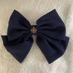 Brand New Navy Bow That Can Be Clipped Into Your Hair With An Alligator Clip. Bronze Medallion In The Center With A Dark Crystal Navy Hair, Blue Hair Bows, Dark Blue Hair, The Dark Crystal, Hair Bows, Hair Accessories, Women Accessories, Navy, Crystals